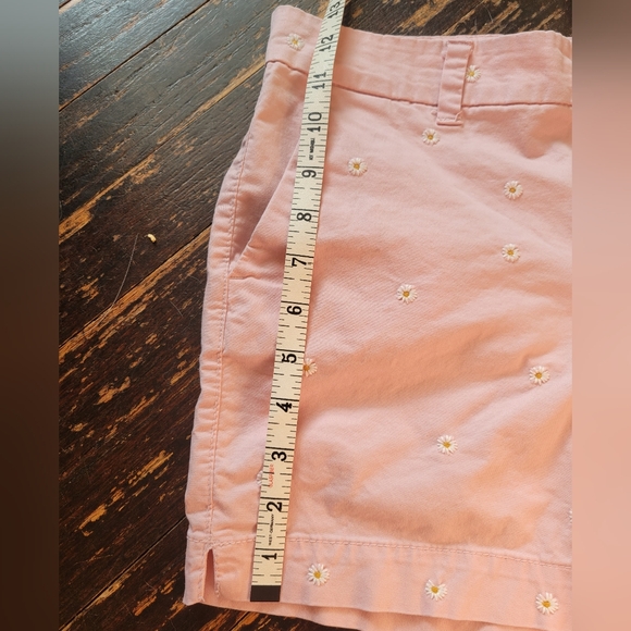 Old Navy Mid Rise Shorts - Picture 4 of 7